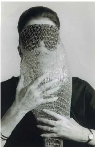 Figure 2 : Lygia Clark, Máscara abismo com tapa olhos, 1968, dimension variable, techniques mixtes