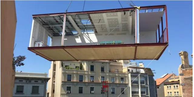 Figure 1-3: Lifting 3D modules over the rooftop in Barcelona © La Casa Por El Tejado 