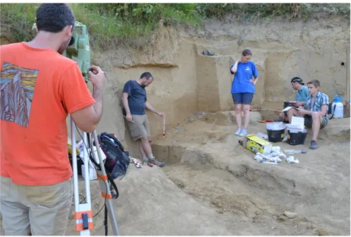 Fig. 5. Mitoc – Malu Galben. Fouille de l’ensemble « Aurignacien I » dans le  coin sud-ouest du chantier (Trench 14-A ; juillet 2014 ; photo : P