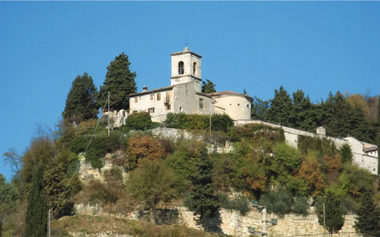 Fig. 2. Chiesa di S. Maria vista dal basso sullo sperone roccioso sotto il castello di Marano.
