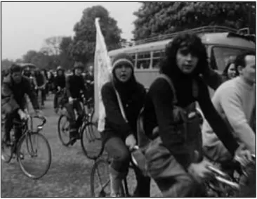 Figure 3 : Manifestation du 22 avril 1972. Extrait du film de Laurent  Védrine.  La  Reine  Bicyclette,  histoire  des  français  à  vélo,  2013  [en  ligne]