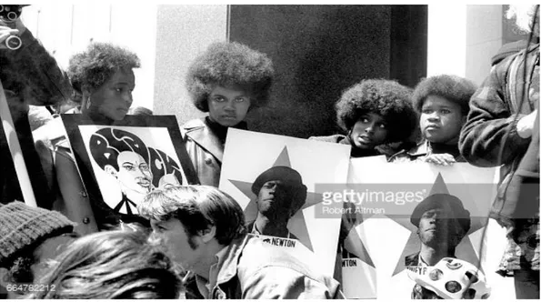 Figure 16. Photographie de militantes du Black Panther Party tenant des pancartes à l’effigie de Huey P