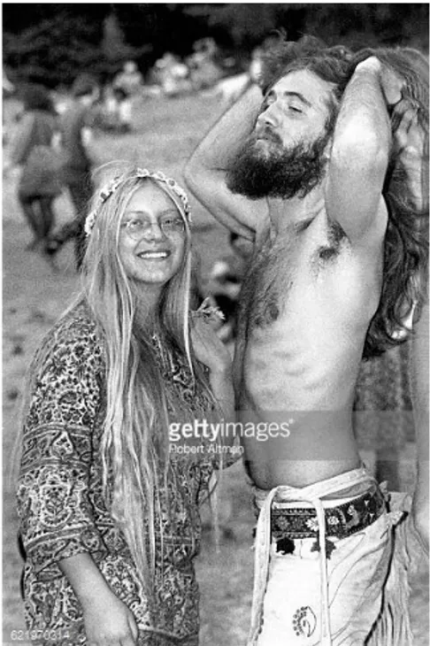 Figure  5.  Photographie  d'un  couple  hippie  lors  d'un  évènement  à  Mount  Tamalpais,  Août  1968,  San  Francisco, Californie, par Robert Altman, Michael Ochs Archives, Getty Images, Editorial n°621970314,  www.gettyimages.fr/license/621970314