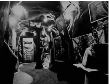 Figure  2.  Target (1958)  de  Jasper  Johns  derrière  le  Festin  (1959)  de  Meret  Oppenheim  lors  du  vernissage  de  L’Exposition  inteRnatiOnale  du  Surréalisme (EROS)