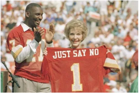 Figure 2: Nancy Reagan en train de promouvoir la campagne anti-drogue au cours d'un match de football  américain 10