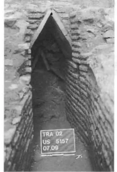 Fig.  6  - Ostie.  Schola du  Trajan:  le grand  «collecteur» CN5157  (photo  A.  De  Minieis)