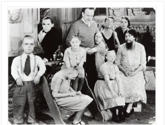 Illustration 17 : Le réalisateur Tod Browning entourés de certains acteurs  de son film Freaks (1932, USA)