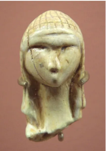 Figure 10 : Artiste inconnu - Dame à la capuche, vers 21 000 av. J.C. - Sculpture sur  ivoire, 3,65 x 1,9 x 2,2 cm - Musée d'archéologie nationale, Saint-Germain-en-Laye 