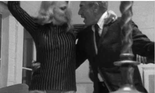 Figure 17. Jeannie et Richard qui dansent. On aperçoit au premier plan du cadre à  droite le pied de lampe.