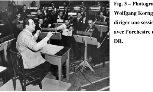 Fig. 3 – Photographie d’Erich  Wolfgang Korngold en train de  diriger une session d’enregistrement  avec l’orchestre de la Warner Bros