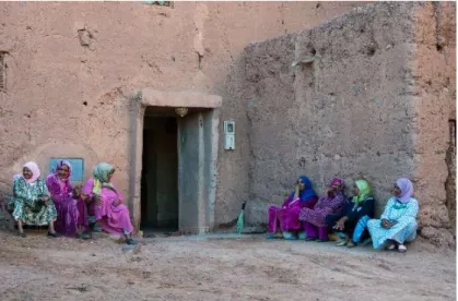 Figure  7 :  Les  femmes  de  l’association  féminine  villageoise  de  Tazrote  en  attente  de  l'arrivée  de  l'équipe de Rosa, ESF, 2012 