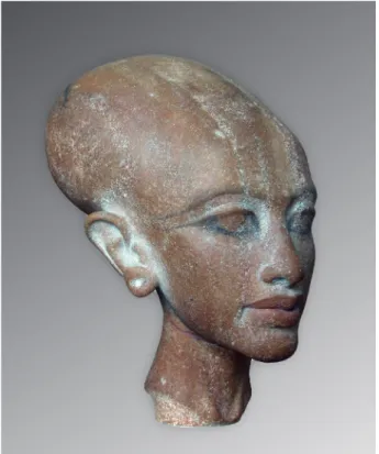 Fig. 1 : tête de princesse découverte lors de la fouille du domaine du  sculpteur Thoutmose à Amarna (Le Caire JE 44870), illustrant l’utilisation  et le traitement du quartzite dans l’art atoniste pour suggérer le rendu  de la peau humaine