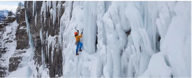 Figure 5 : Progression sur une cascade de glace par la technique du piolet-traction  Source : Ecrins prestige, guides de haute montagne 