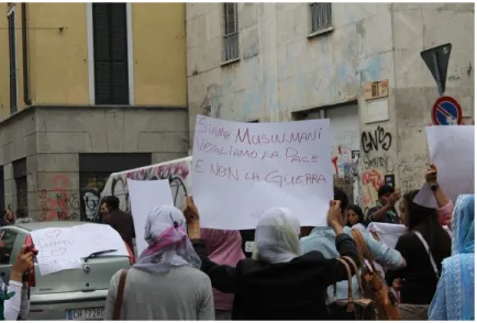 Figure 4 - Une jeune musulmanes manifeste à l'aide d'une pancarte 