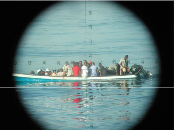 Figure 6 : Photographie d’une interception d’un Kwassa kwassa par la PAF (source : Marine  Nationale(19)) 
