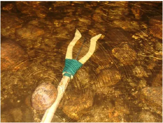 Figure 3.9 : Le nigog constitue  un harpon utilisé par les Amérindiens.  En son centre, on  retrouve une pointe ou une flèche
