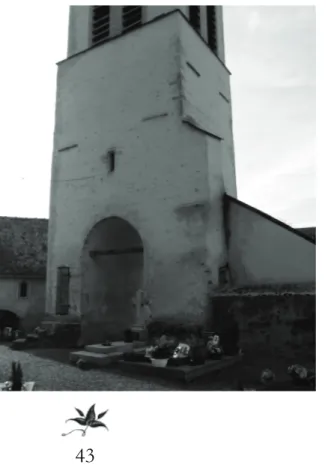 Fig. 15. Ancienne tour-porte transformée en clocher et départ de muraille. Photo S.A.