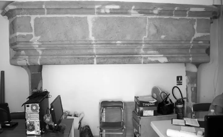 Fig. 5 ‒ Marciac, cheminée de style gothique en place dans le « bâtiment administratif », contre le mur est.