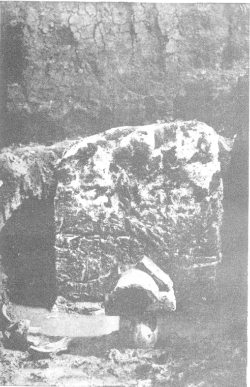 Fig.  17.  Tombeau du  Ier  siècle avec  stèle  et  urne en  plomb,  trouvé  en  1921,  dans  un banc de tourbe