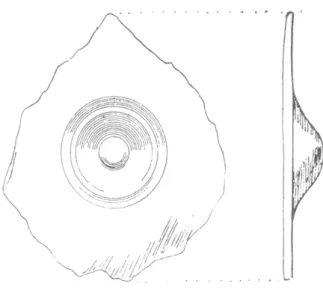 Fig. 7.  Fond  de plat  à ombilic  en  terre  noire. 