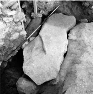 Fig. 12 – Vue du mur (paroi méridionale) séparant  les deux loci sous lesquels est construite la  Tombe 4253 [642] et dégagement de l’entrée 