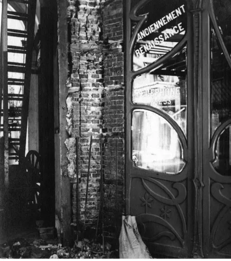 Fig.  11.-  Porte  d’entrée  du  café  «  La  Renaissance », avant 1934, photographie  de l’album de Louis Dabin.