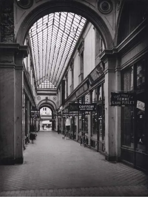 Fig.  1.-  Vue  intérieure  du  Passage  Lemonnier, avant 1934, photographie de  l’album de Louis Dabin.