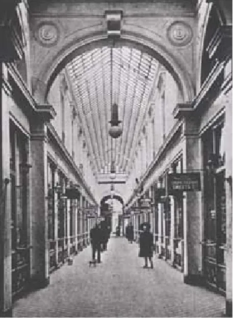 Fig.  5.-  Vue  intérieure  du  Passage  Lemonnier depuis l’entrée de la rue Vinâve  d’Ile, après 1902, photographie de l’album  de Louis Dabin.