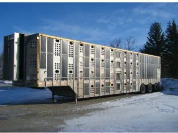 Figure 1.6 Camion à étage hydraulique (ten wheel  truck)  (Courtoisie  de  L.  Faucitano,  AAC,  QC,  Canada) 
