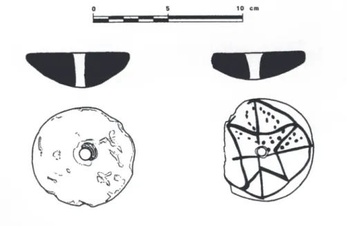 Fig. 6 - Disques en « faïence » : bases de rhytons (?) (RS 23.539, Damas 6352 ; RS 23.540, Damas 6353), Tranchée Ville Sud d’Ougarit (dessin V