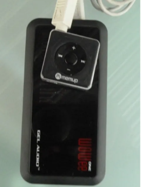 Figure  4  :  Un  baladeur  mp3  connecté  à  un  haut-parleur  de  surface  :  à  intégrer  dans  une  boîte