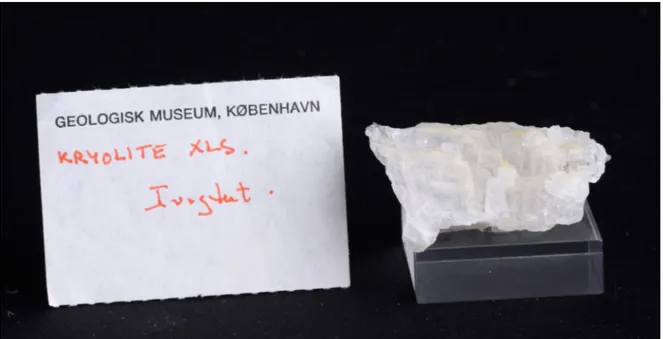 Fig. 10 : Cryolite, Ivigtut, Groenland. Dimensions : 5*3 cm. Noter l'étiquette du Musée Géologique  de Copenhague