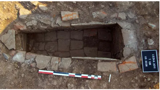 Fig. 6 - Lezha. Tombe 126 (tombe mixte, dalles, moellons, briques).