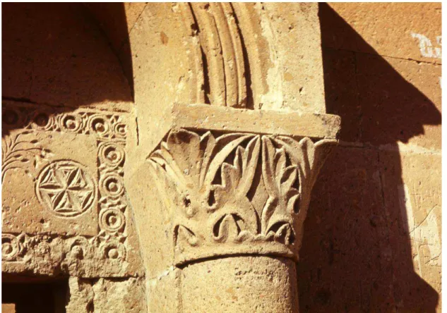 Fig. 24. Ereroy  , basilique, portail est de la façade sud. 