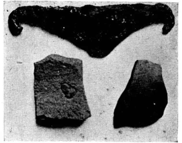 Fig. 32.  Fermoir  et contenu de l'escarcelle de la  sépulture n° 9,  vers 600 (grand, nat.)