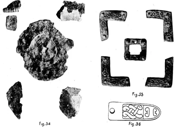 Fig.  34.  Applique d'escarcelle (?) de bronze mince,  (grand, nat.) ;  sépulture n° 21