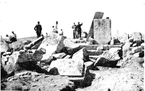 Fig.  3.  —  Etat  des pierres  en avant  des  degrés  après  le  commencement  des fouilles  et  l'enlèvement de  la terre  et  des bruyères