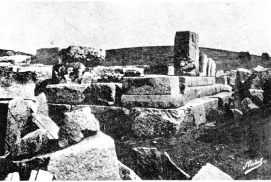 Fig.  4.  — Angle S.-E.  du temple,  montrant les  trois assises  du podium. 