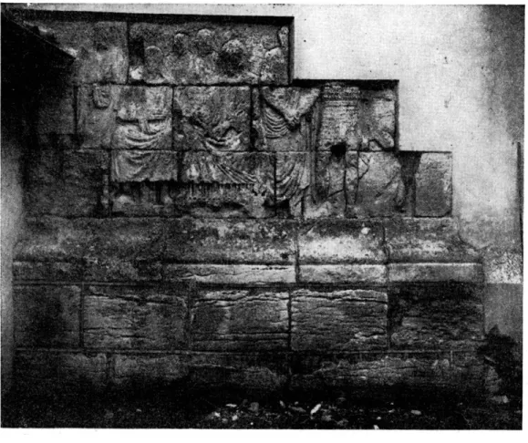 Fig.  1.  — Le  bas-relief de Saint-Julien.  (Clit lié Liitnliard)  sacristie).  Sa  reslitutinn  pst  possible 