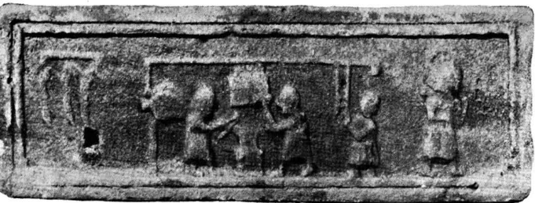 Fig.  4.  — Sarcophage  de  Saint-Agnan  (Aveyron). 