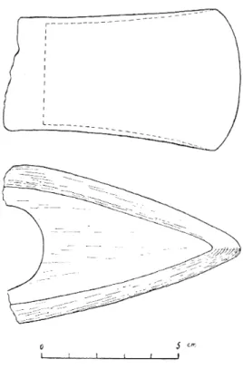 Fig.  3.  —  Environs  des  Aubiers.  Moitié  de  hache  de  combat  en  diabase  gris-verdâtre ; 