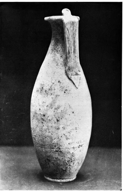 Fig.  15.  —  Cruche  en  terre  cuite engobée  de blanc,  trouvée  entière  dans  le  dépotoir  de  la  rue  de  l'Ail