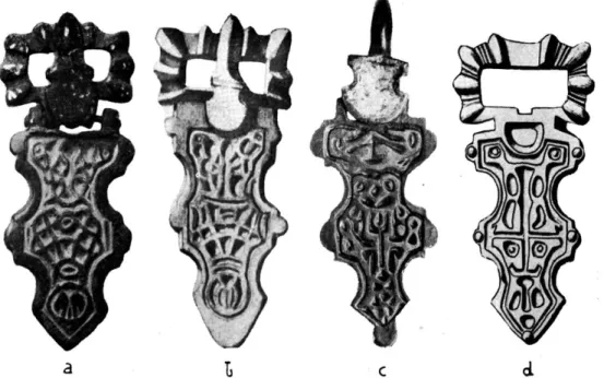 Fig.  1.  —  Plaques-boucles  de  Garderen  (a),  de  l'Aisne  (&amp;),  du  Musée  de  Rouen  (c),  de  Monceaux  (Oise)