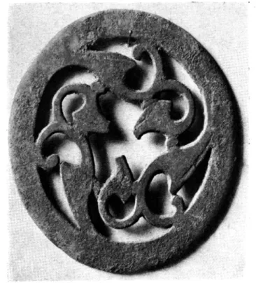 Fig. 2. — Deuxième  plaque d'Autun (diamètre restitué  :  0m12). 