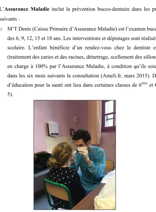 Figure 5 - Etudiant en 6 ème  année d’études dentaire  réalisant un dépistage en milieu scolaire à Paris 18 ème 