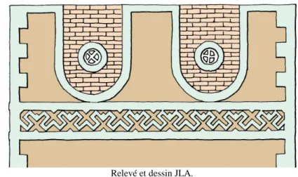 Fig. 4. Garde corps d'une terrasse, en cours de construction en août 1989. L’arc est inversé, sa répétition   et le jeu des matériaux – pierre, brique et enduit – rythment le couronnement de la maison