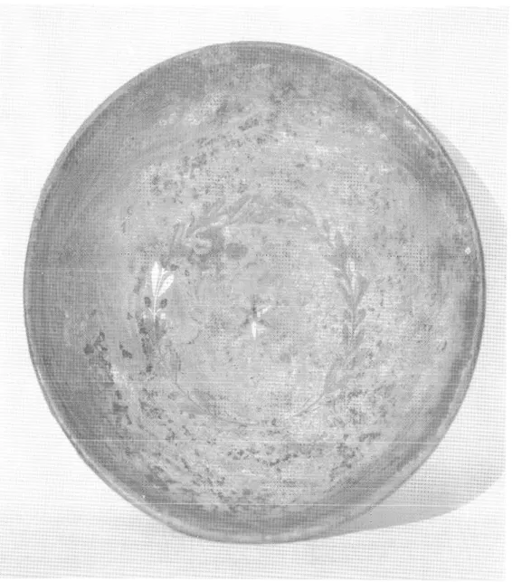 Fig.  4.  -■-  Coupe  en  bronze,  incrustée d'argent  et  de cuivre  rouge,  draguée  à  Anse