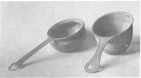 Fig. 5b. — Patère et  casserole d'époque  romaine trouvées à Anse. 