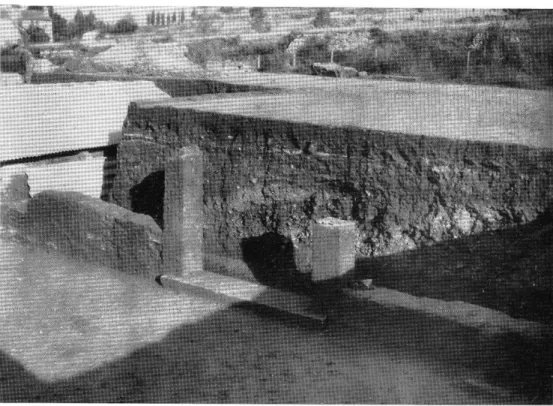 Fig.  15.  —  Maison  XVIII.  Porte  Est de la cour avec seuil monolithe.  Dans l'épaisseur du remblai  on  distingue  les  apports constituant une stratigraphie artificielle