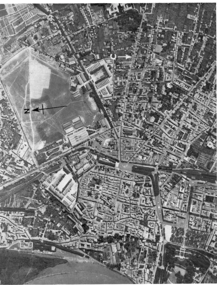 Fig.  2.  —  Le  site  de  Valence.  Photographie  aérienne  extraite  de  J.  Bradford,  Ancient  Landscapes,  aimablement communiquée par l'Auteur